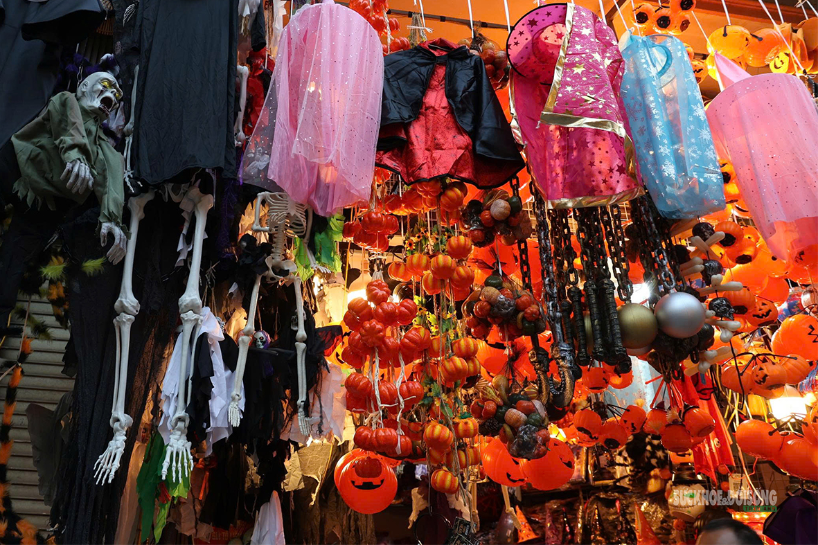 Phố Hàng Mã rực sắc cam, đen trước thềm Halloween - Ảnh 4.