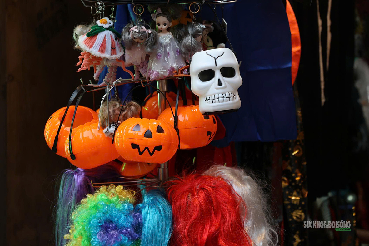 Phố Hàng Mã rực sắc cam, đen trước thềm Halloween - Ảnh 3.