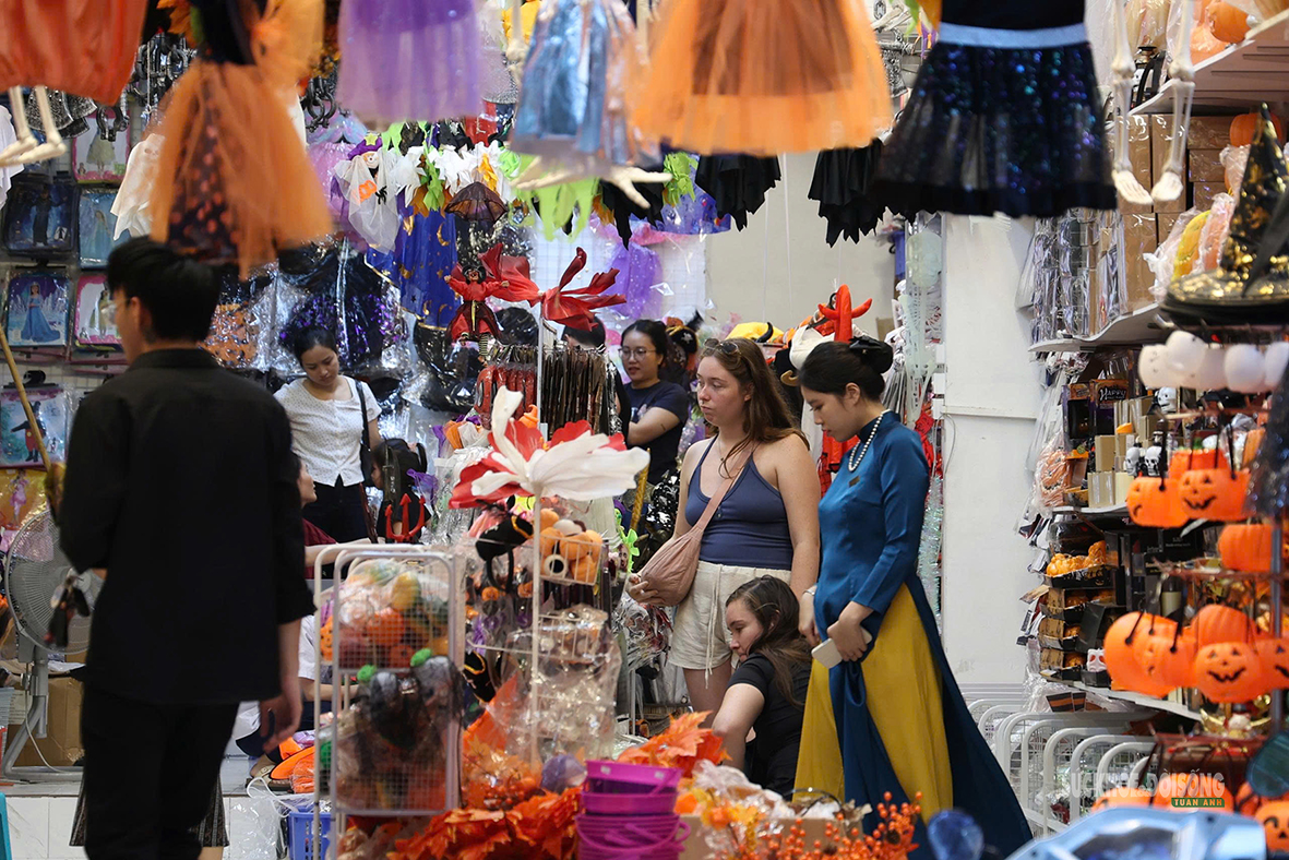 Phố Hàng Mã rực sắc cam, đen trước thềm Halloween - Ảnh 8.