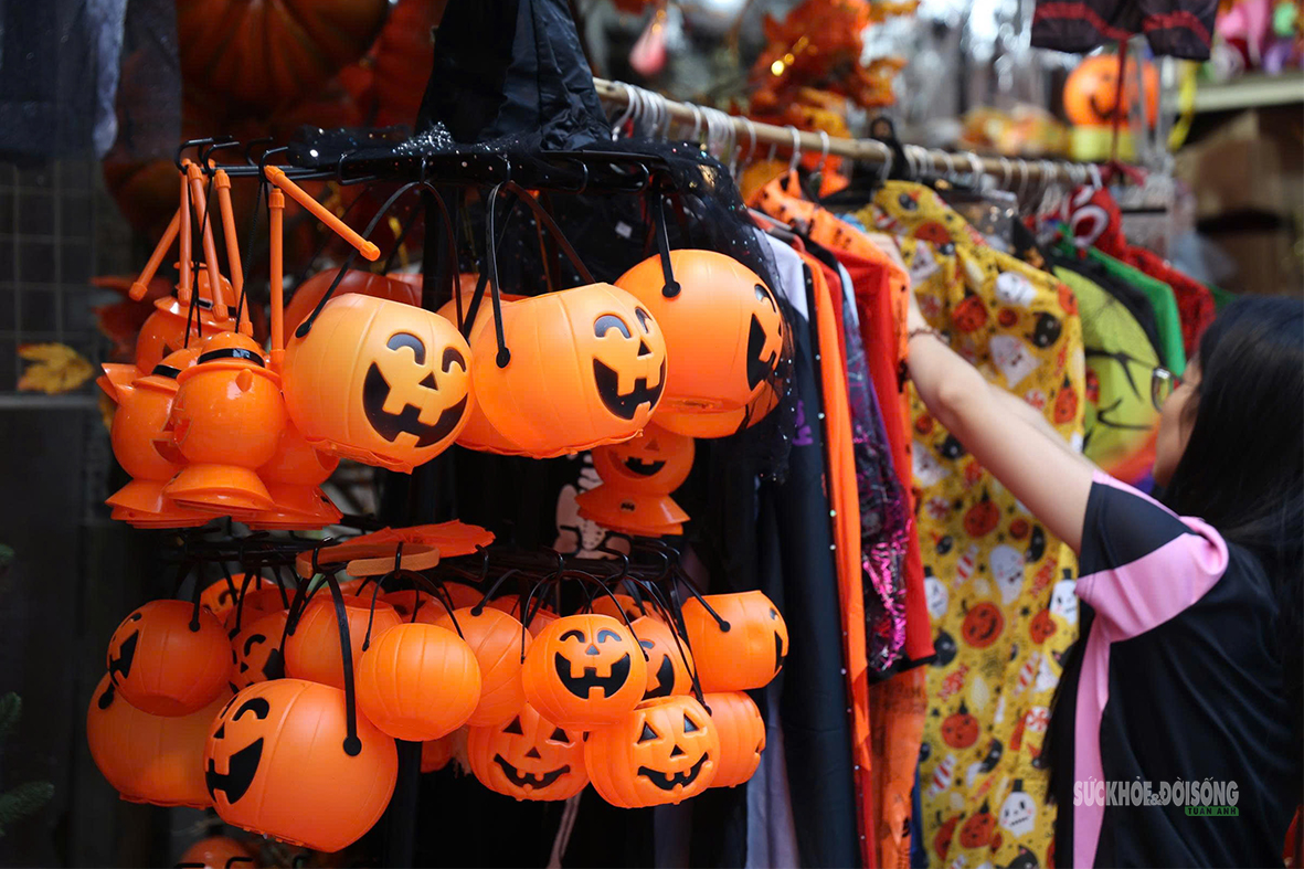Phố Hàng Mã rực sắc cam, đen trước thềm Halloween - Ảnh 2.