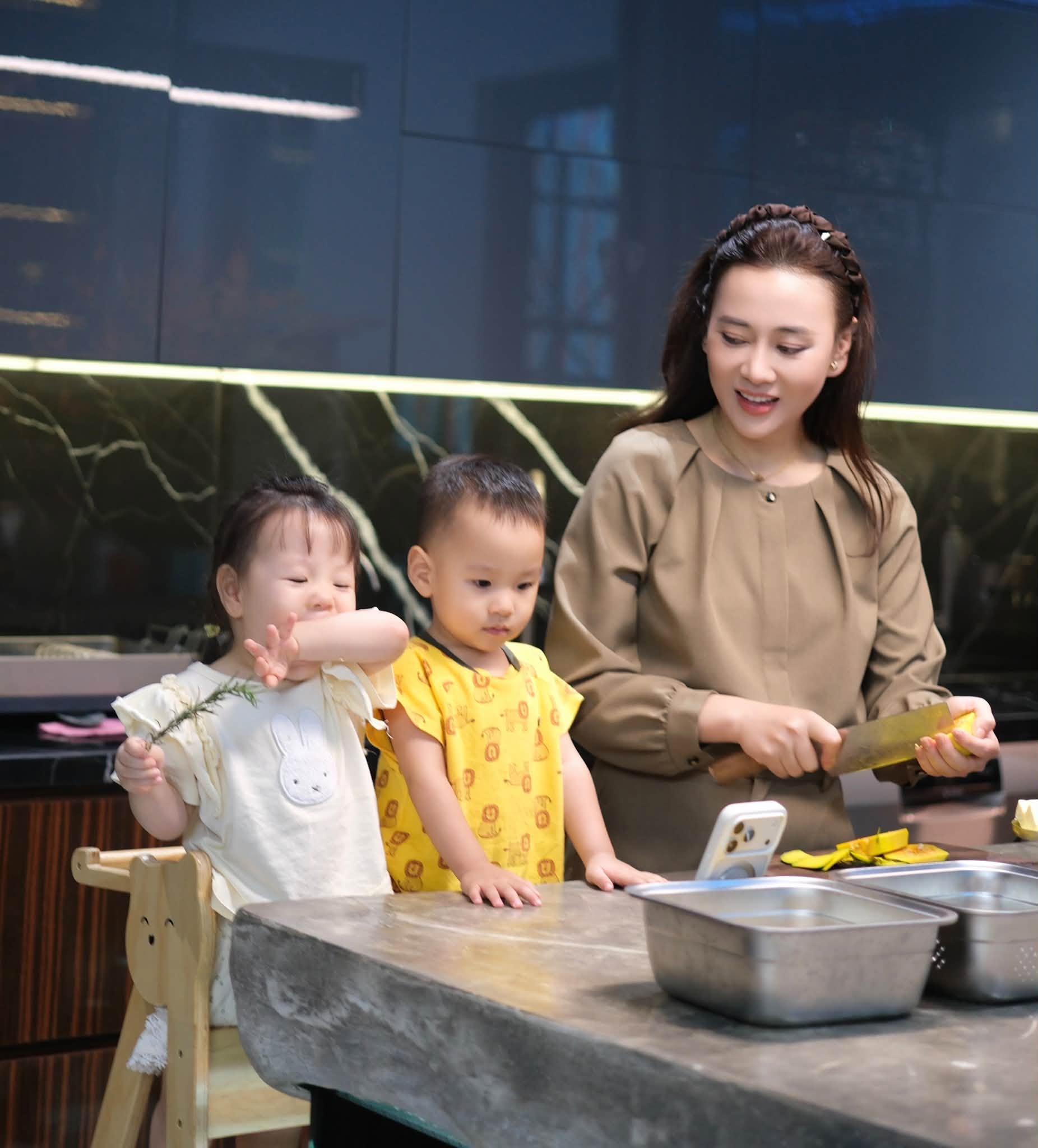 Phương Oanh ở tuổi 37 tận hưởng cuộc sống bên cặp song sinh đáng yêu - Ảnh 6.