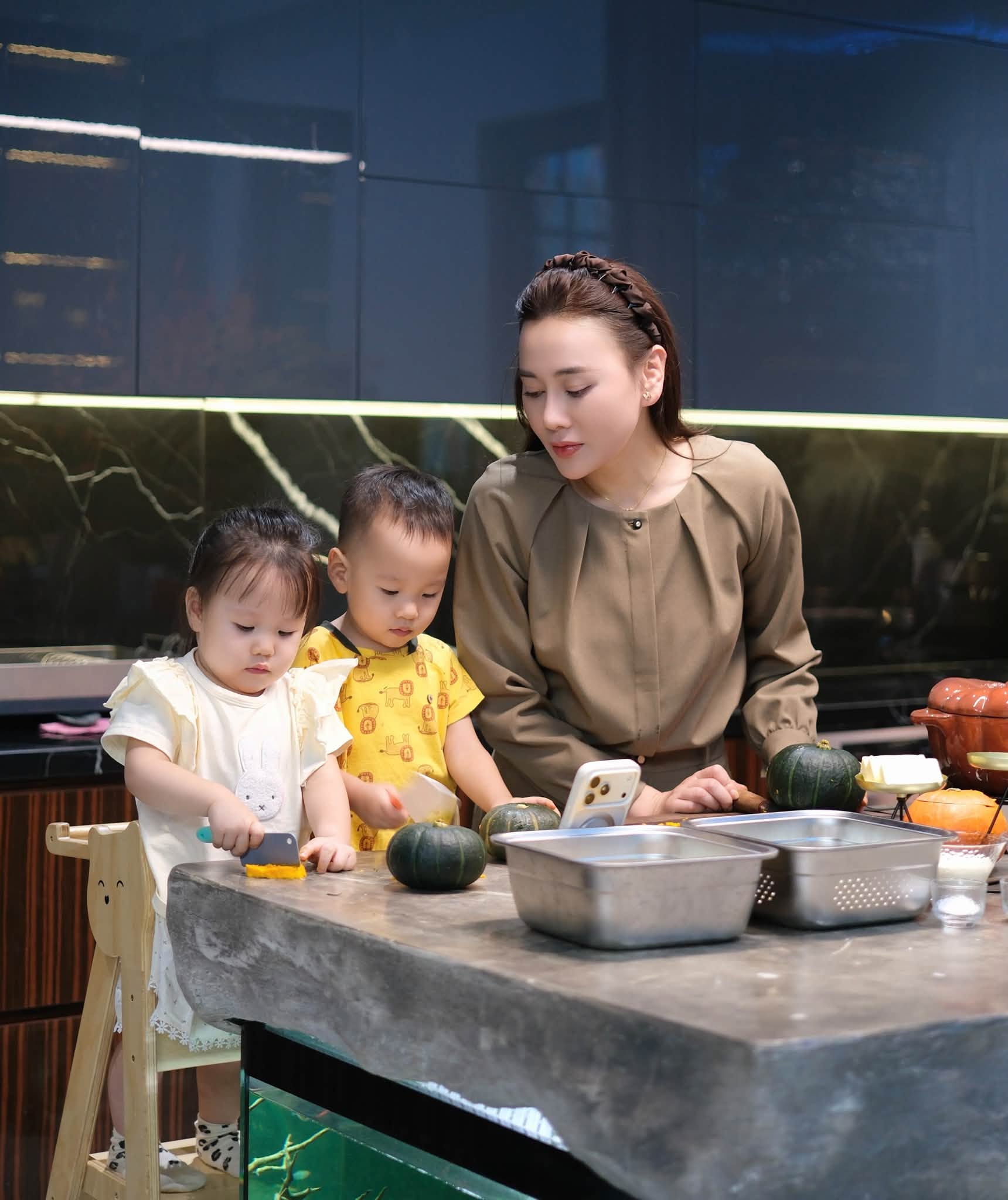Phương Oanh ở tuổi 37 tận hưởng cuộc sống bên cặp song sinh đáng yêu - Ảnh 7.
