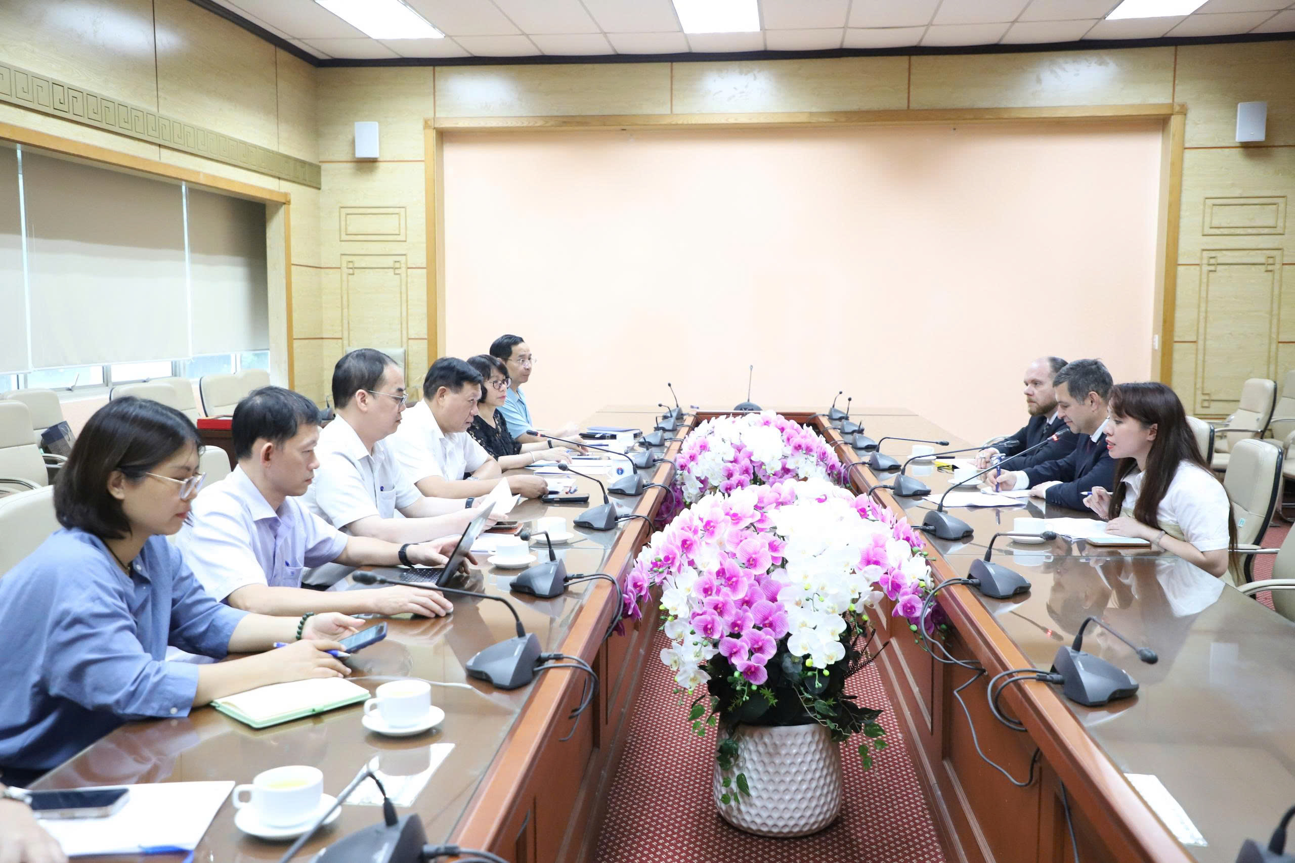 Thứ trưởng Bộ Y tế Đỗ Xuân Tuyên tiếp, làm việc với Thứ trưởng Bộ Y tế - Ảnh 3.
