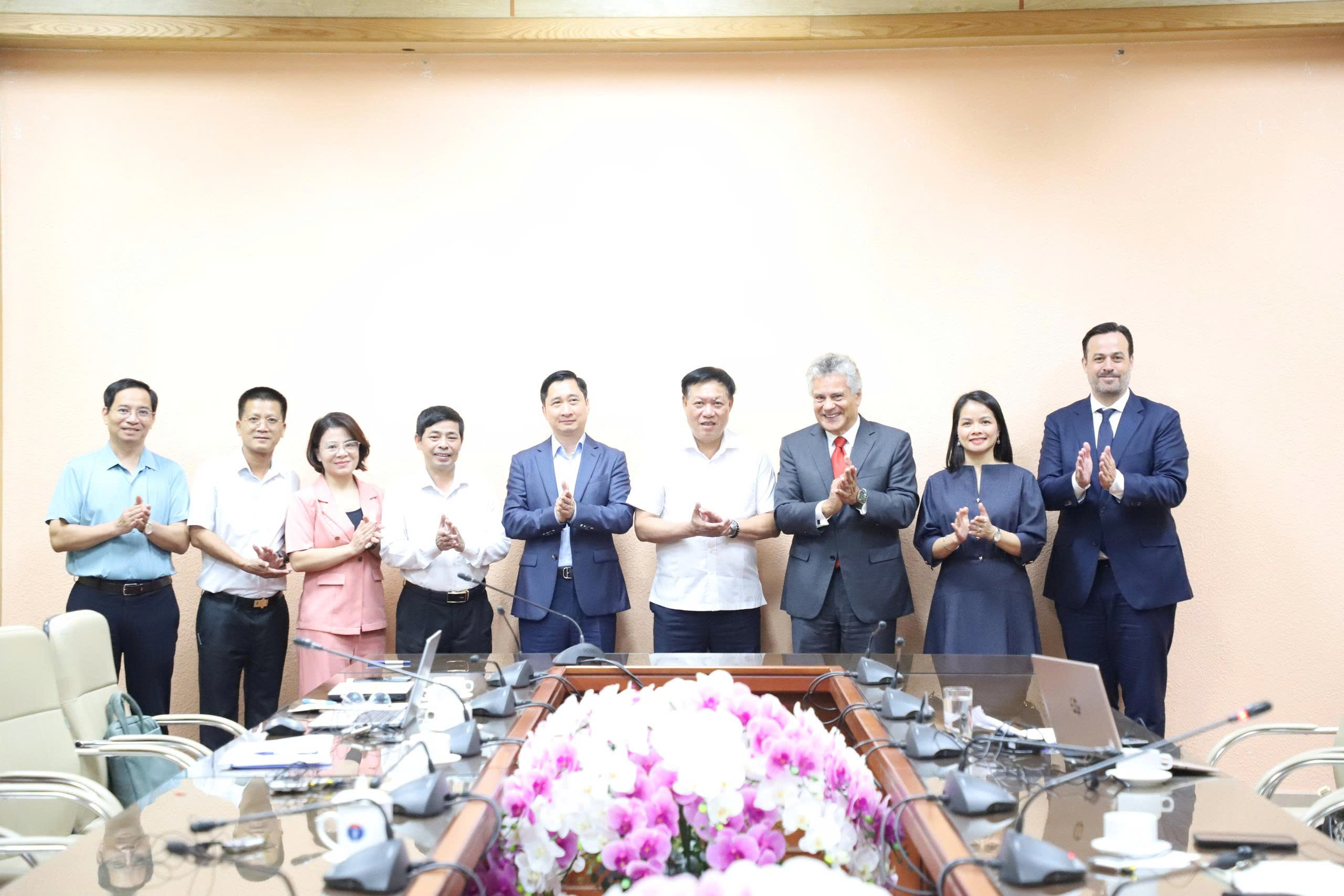 Bộ Y tế làm việc với Moderna về định hướng hợp tác nghiên cứu, phát triển vắcxin - Ảnh 6.