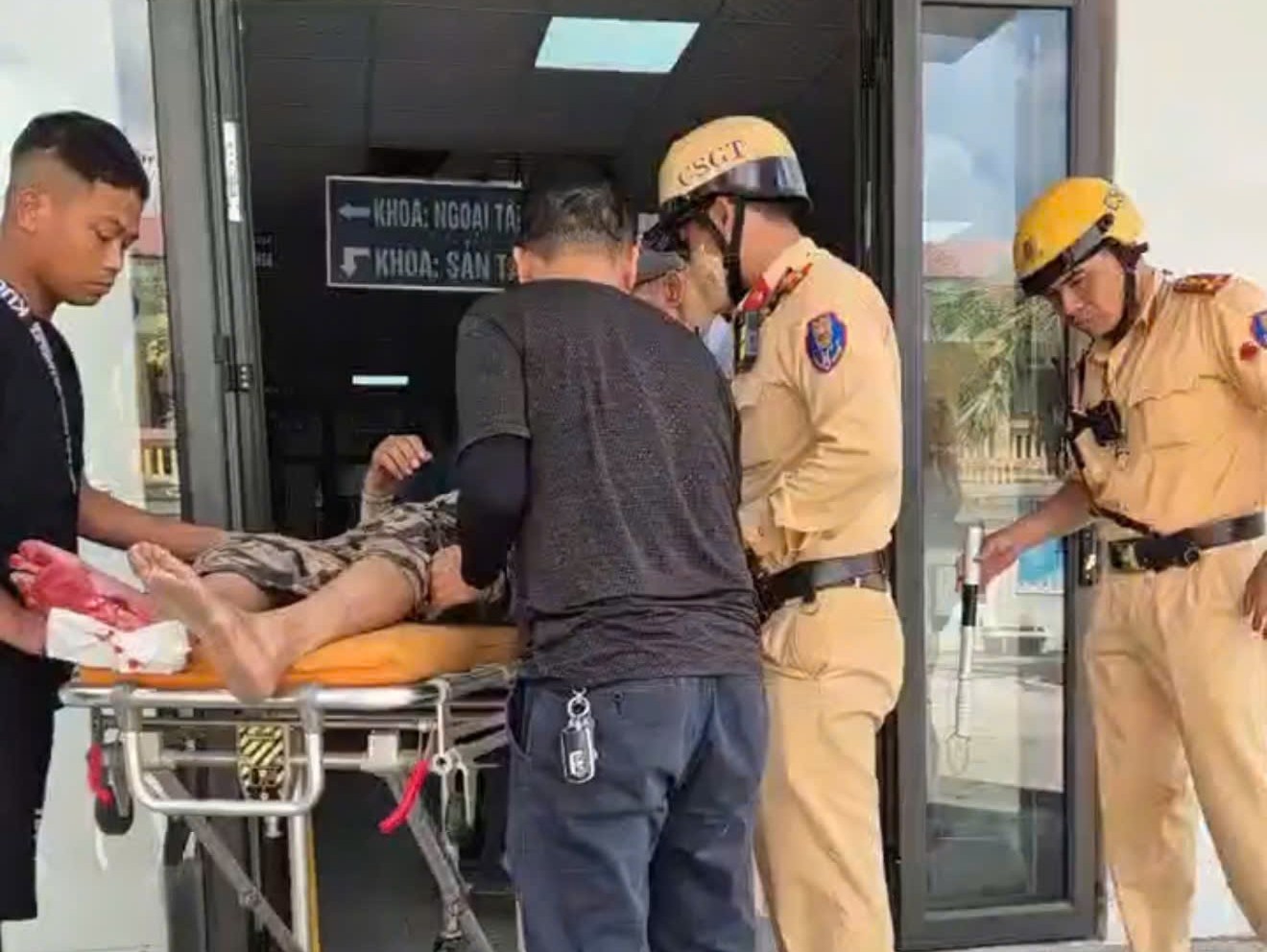 Hành động đẹp CSGT Hải Phòng cứu người đàn ông gặp nạn trên đường- Ảnh 2.