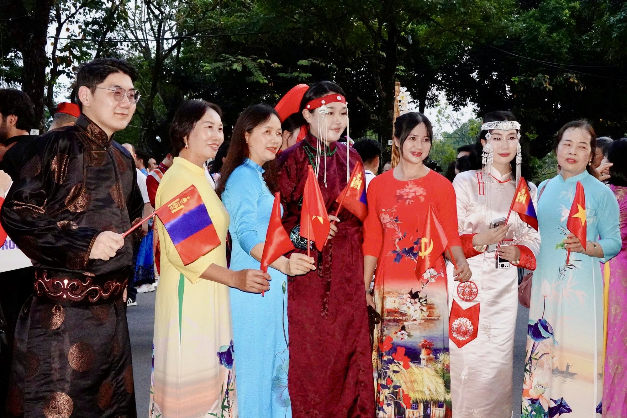 'Sắc màu năm châu' đưa màu sắc quốc tế xuống phố Hà Nội- Ảnh 3.