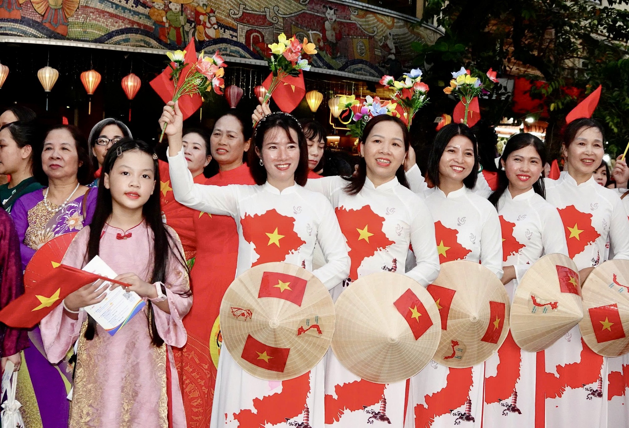 'Sắc màu năm châu' đưa màu sắc quốc tế xuống phố Hà Nội- Ảnh 2.