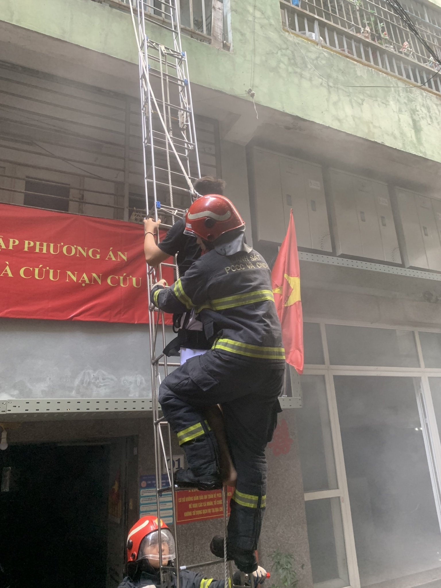 Diễn tập cứu 7 người mắc kẹt trong đám cháy tại khu nhà ở nhiều căn hộ- Ảnh 8.