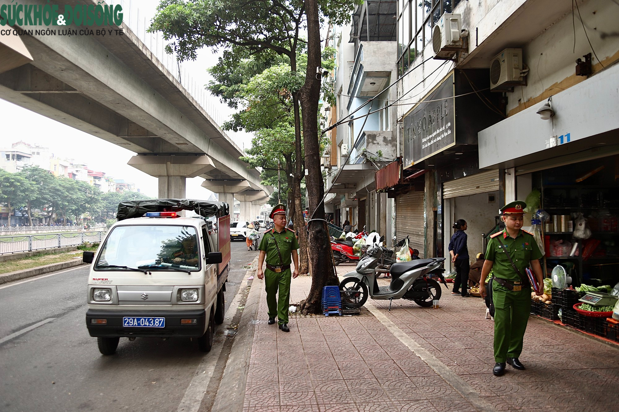 Công an phường Đống Đa chấn chỉnh trật tự đô thị tại phố Cầu Mới- Ảnh 2.