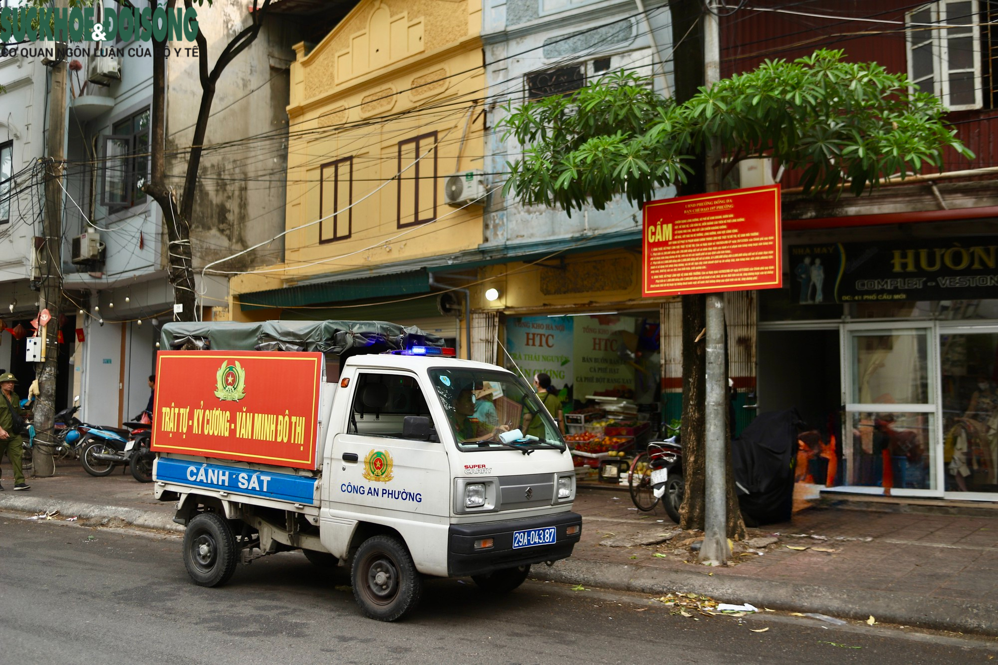 Công an phường Đống Đa chấn chỉnh trật tự đô thị tại phố Cầu Mới- Ảnh 8.