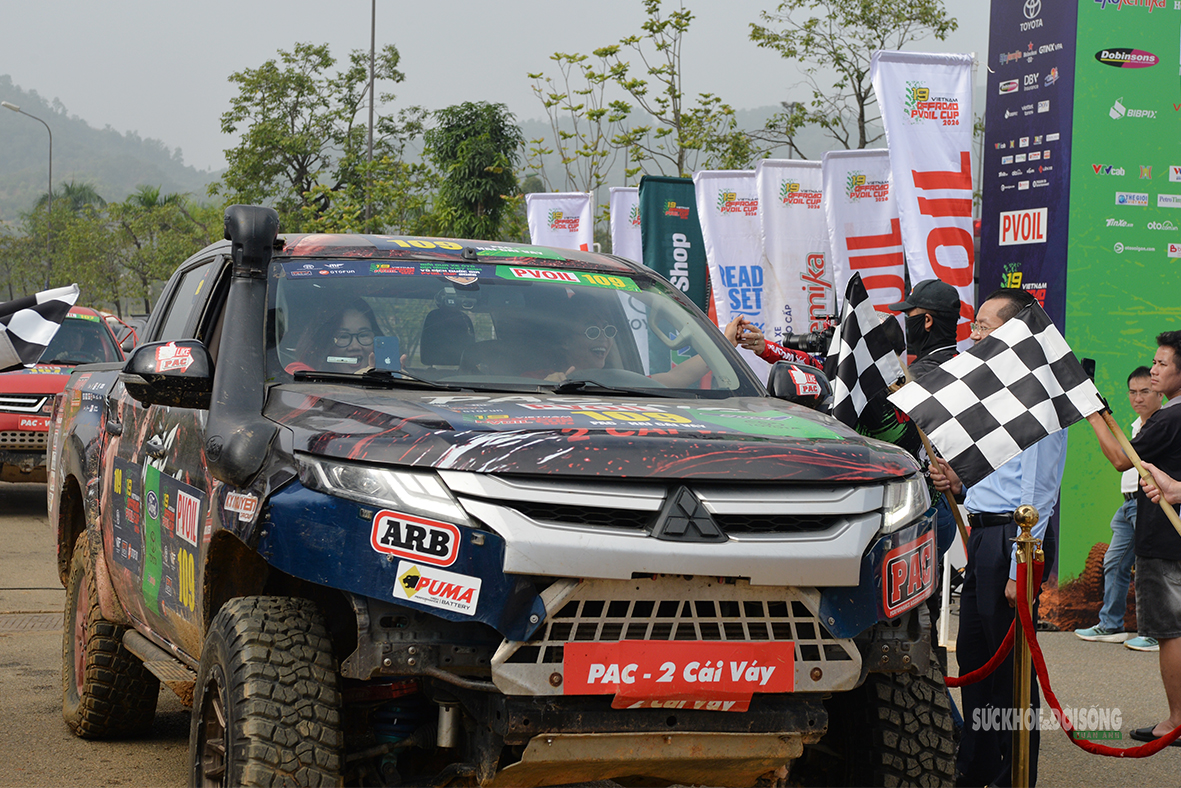 Những 'bóng hồng' chinh phục đường đua offroad tại Đồng Mô- Ảnh 2.