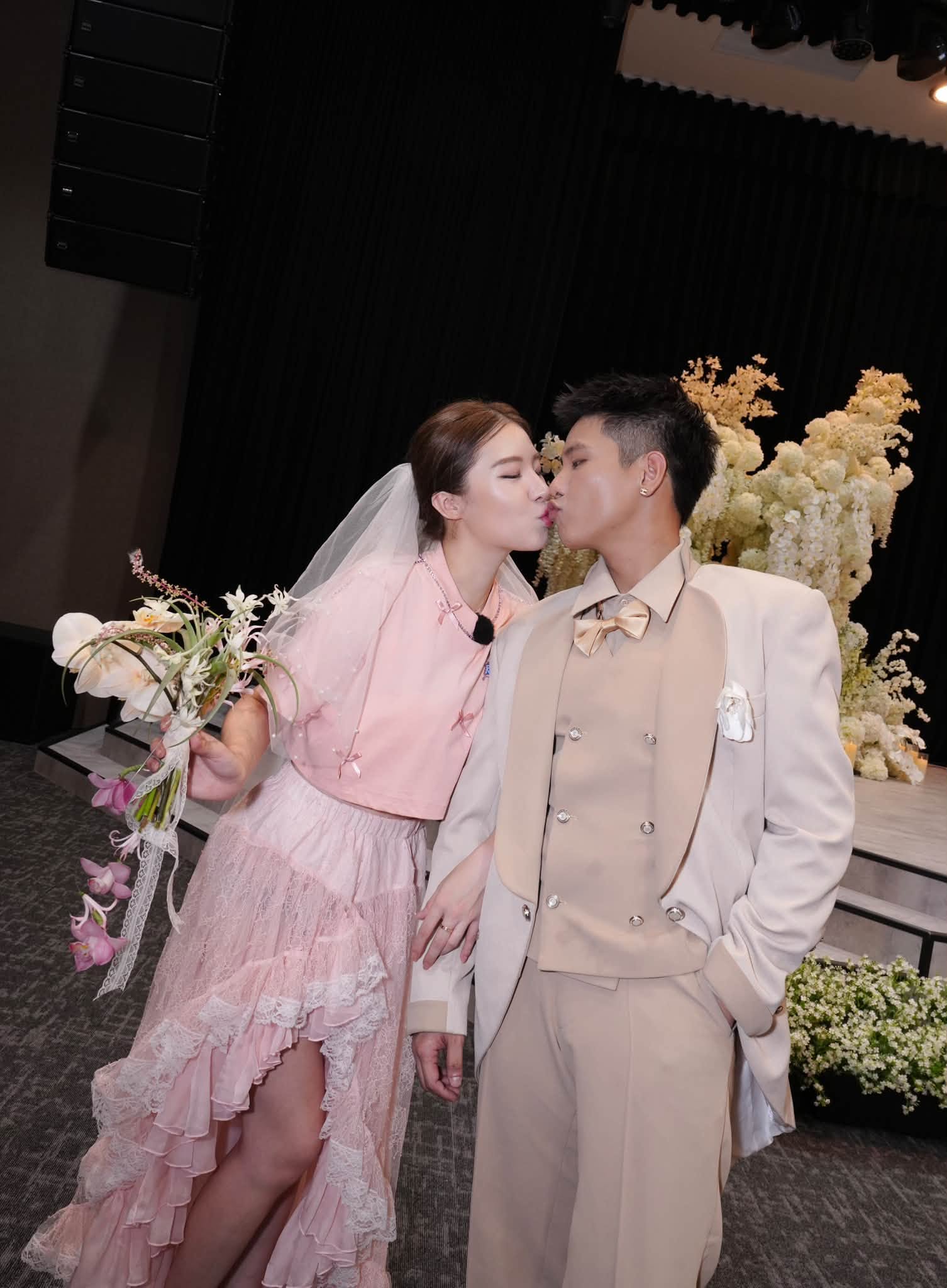 'Đám cưới' xúc động giữa Quân A.P và Lê Khanh sau 14 năm yêu nhau- Ảnh 3.