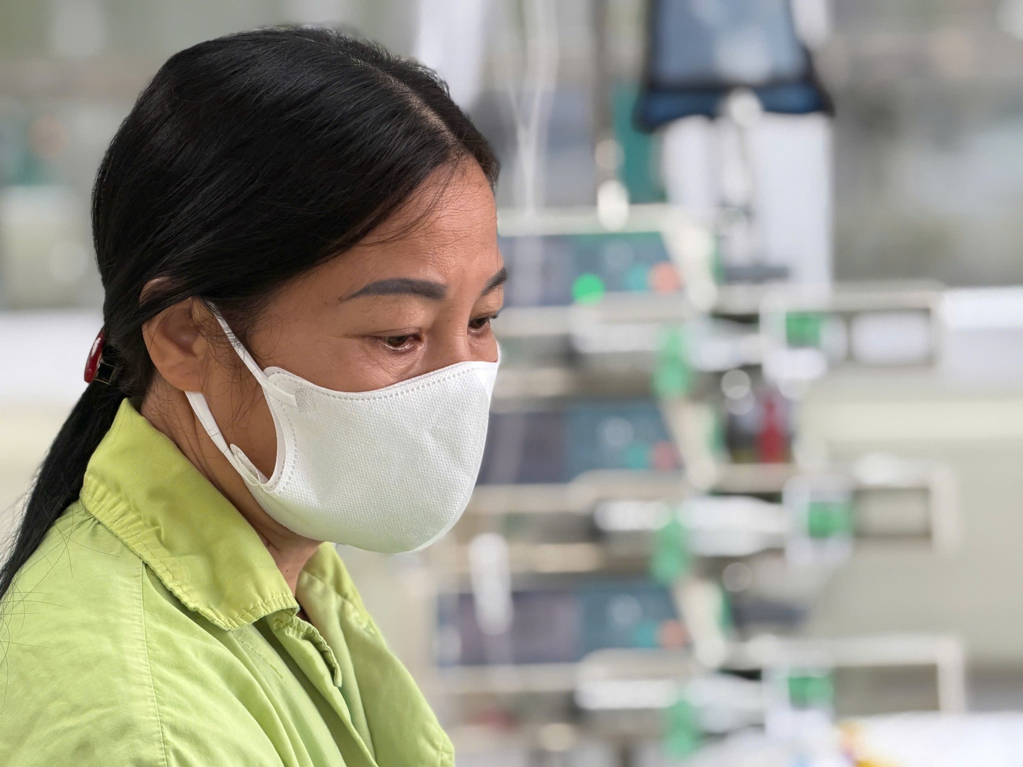 Xót xa cảnh mẹ nguy kịch trong viện, 2 con nhỏ mong ngóng mẹ về- Ảnh 2.