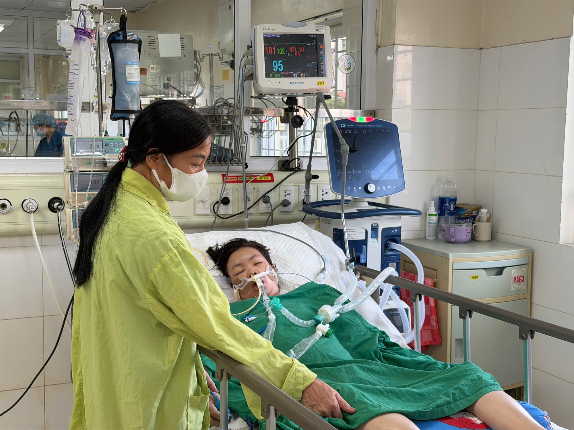 Xót xa cảnh mẹ nguy kịch trong viện, 2 con nhỏ mong ngóng mẹ về- Ảnh 3.