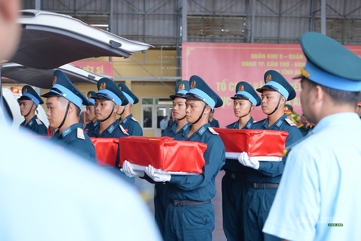 Chuyến bay đặc biệt chở theo hy vọng tìm lại tên các liệt sĩ - Ảnh 10.