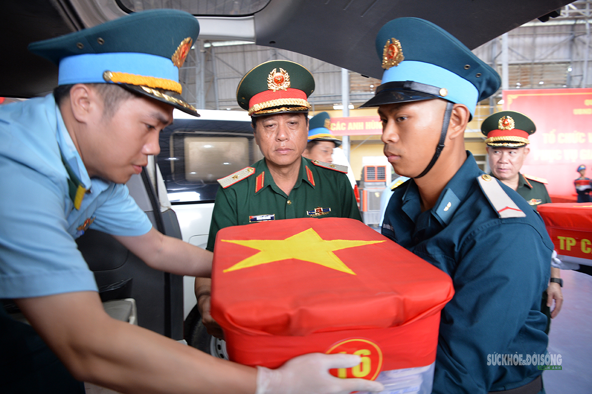 Chuyến bay đặc biệt chở theo hy vọng tìm lại tên các liệt sĩ - Ảnh 11.