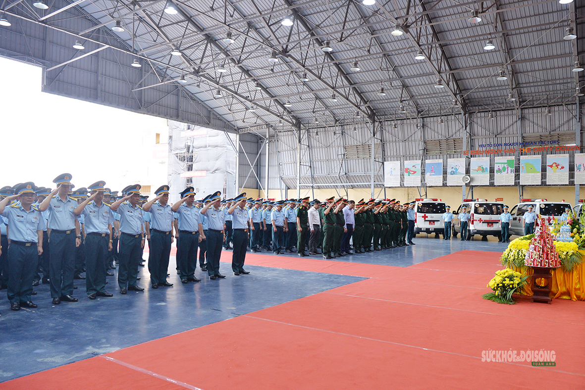 Chuyến bay đặc biệt chở theo hy vọng tìm lại tên các liệt sĩ - Ảnh 9.