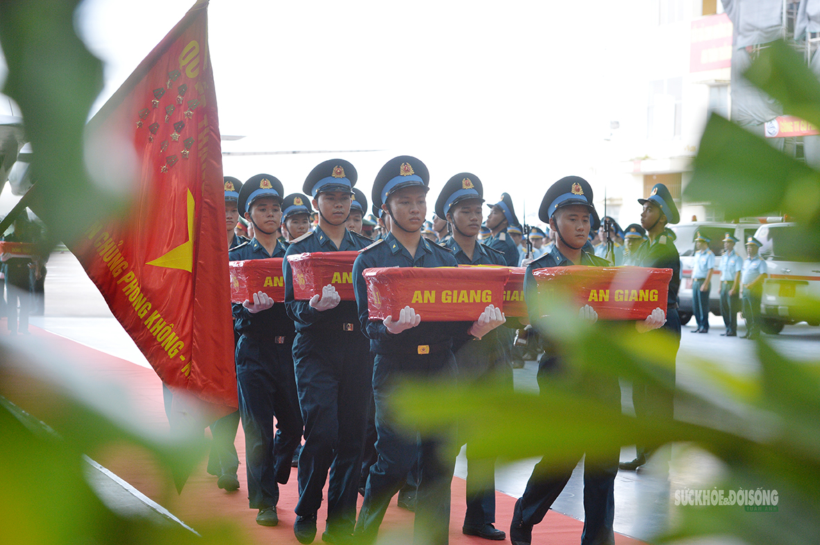 Chuyến bay đặc biệt chở theo hy vọng tìm lại tên các liệt sĩ - Ảnh 6.