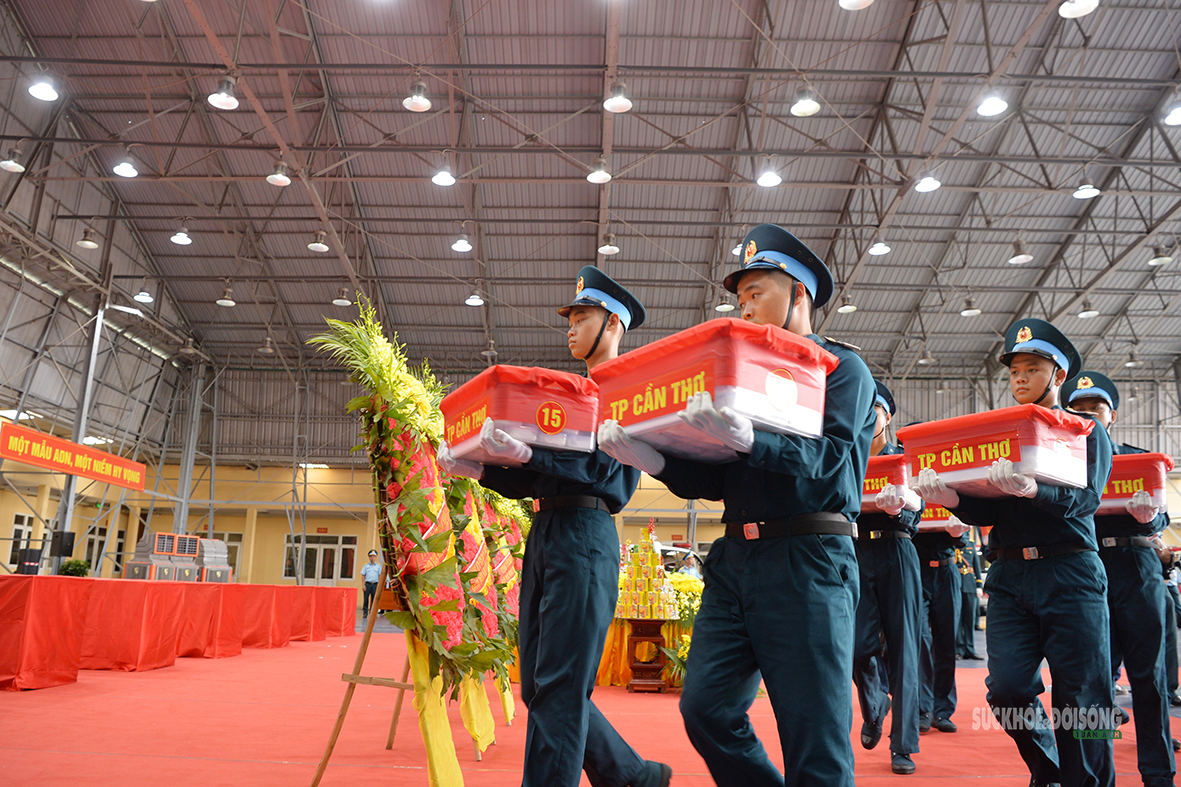 Chuyến bay đặc biệt chở theo hy vọng tìm lại tên các liệt sĩ - Ảnh 7.
