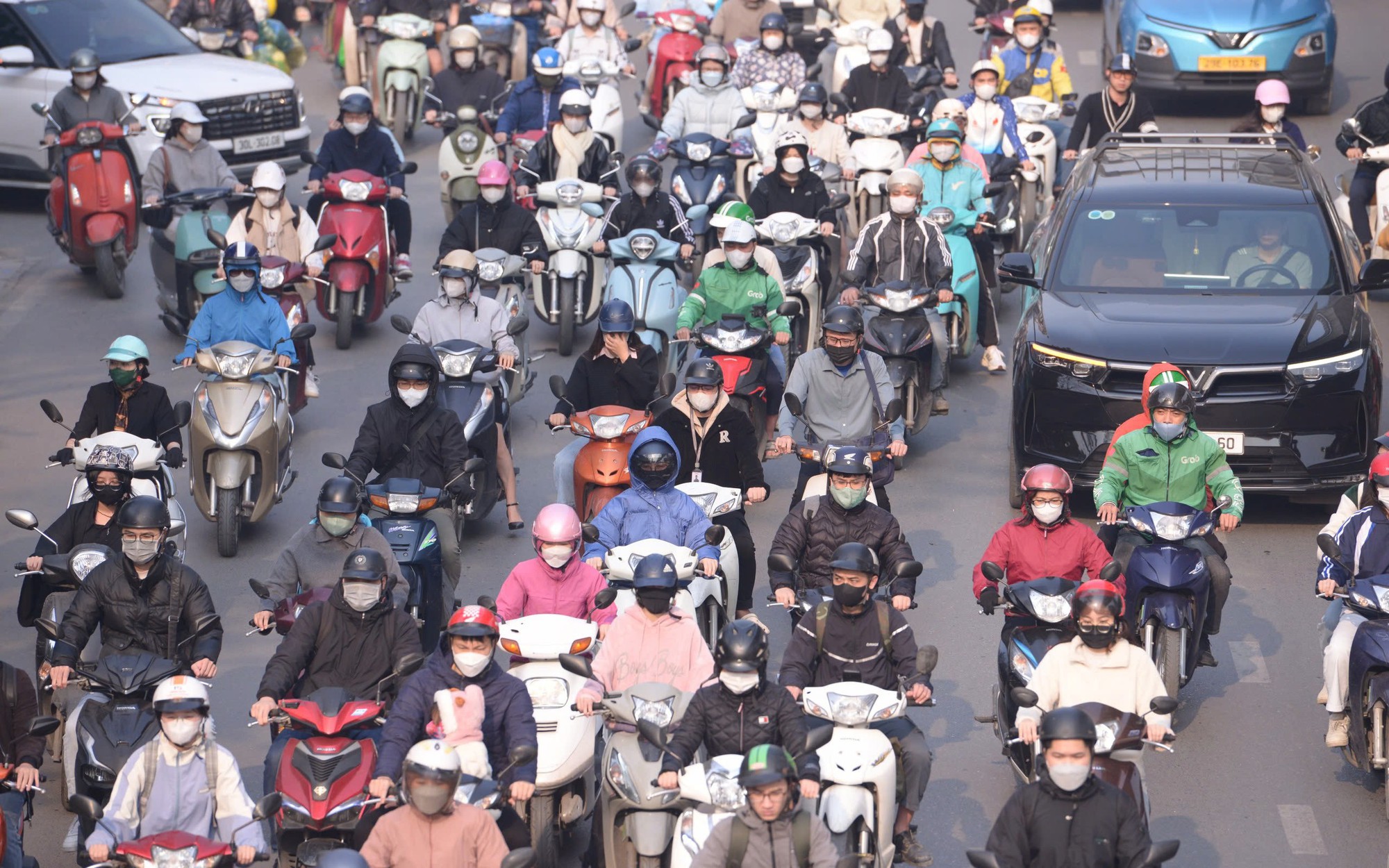 Mưa lớn, nước tràn vào nhà dân trong đêm- Ảnh 3.