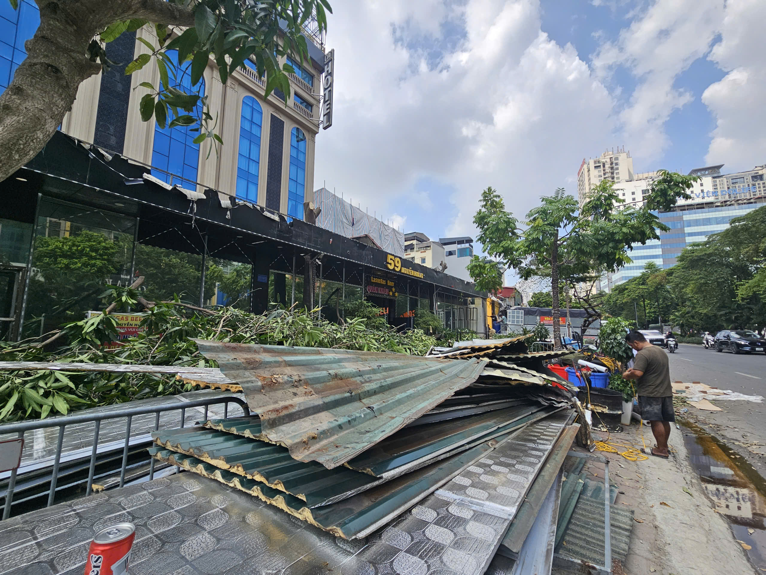 Gallery - Cận cảnh loạt công trình ven đường Nguyễn Hoàng bị tháo dỡ để làm vườn hoa - image 2