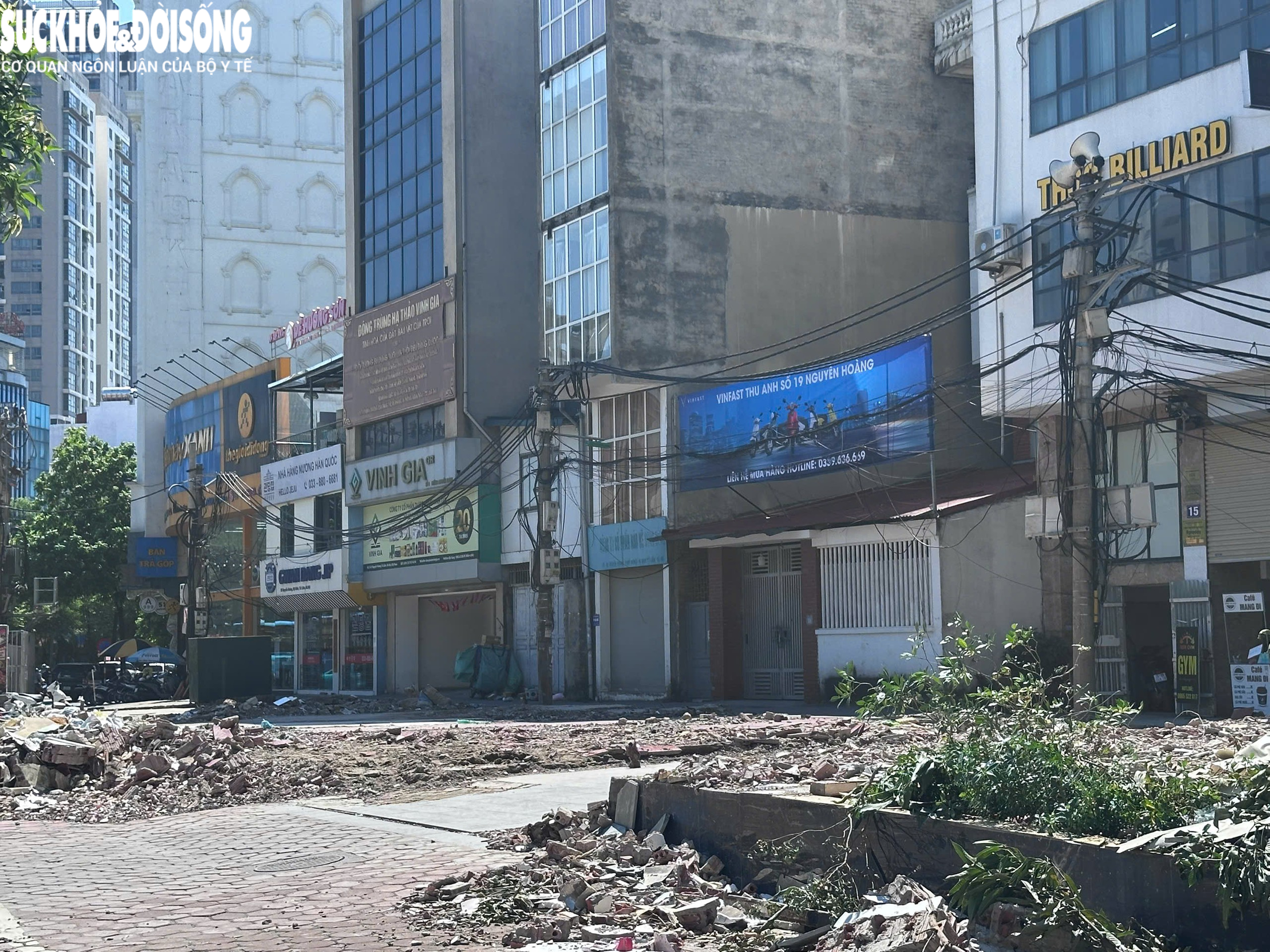Gallery - Cận cảnh loạt công trình ven đường Nguyễn Hoàng bị tháo dỡ để làm vườn hoa - image 4