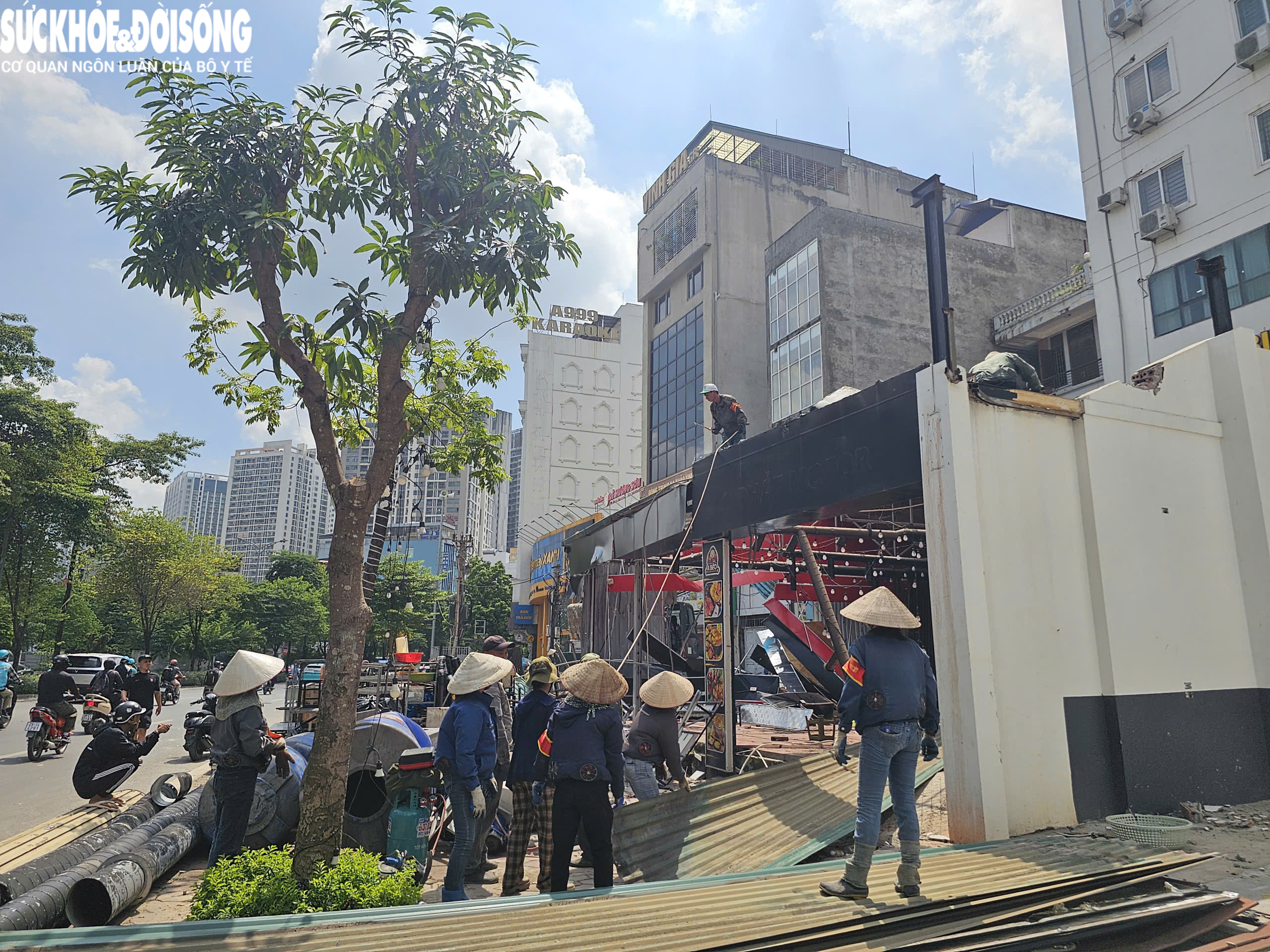 Gallery - Cận cảnh loạt công trình ven đường Nguyễn Hoàng bị tháo dỡ để làm vườn hoa - image 5