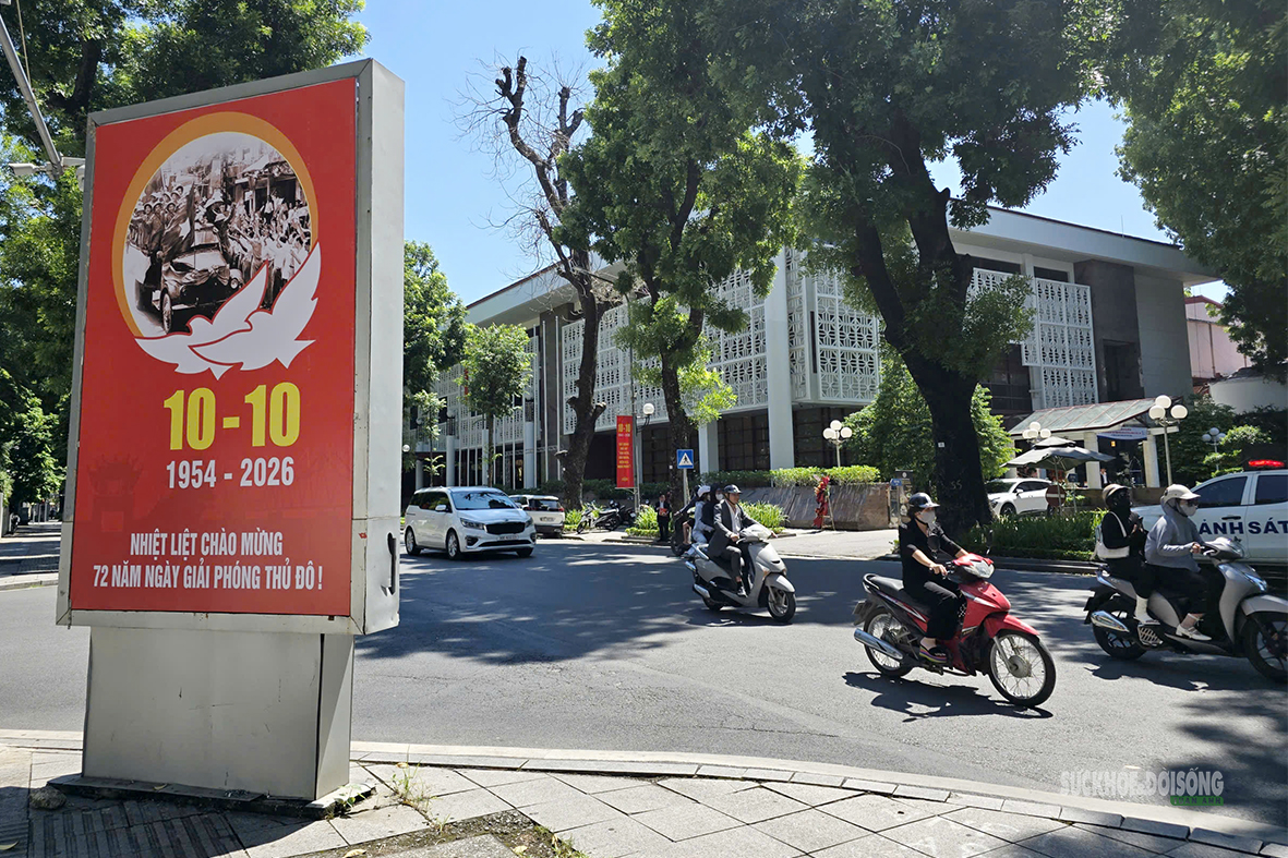 Hà Nội rực sắc đỏ hướng về ngày Giải phóng Thủ đô 10/10- Ảnh 3.
