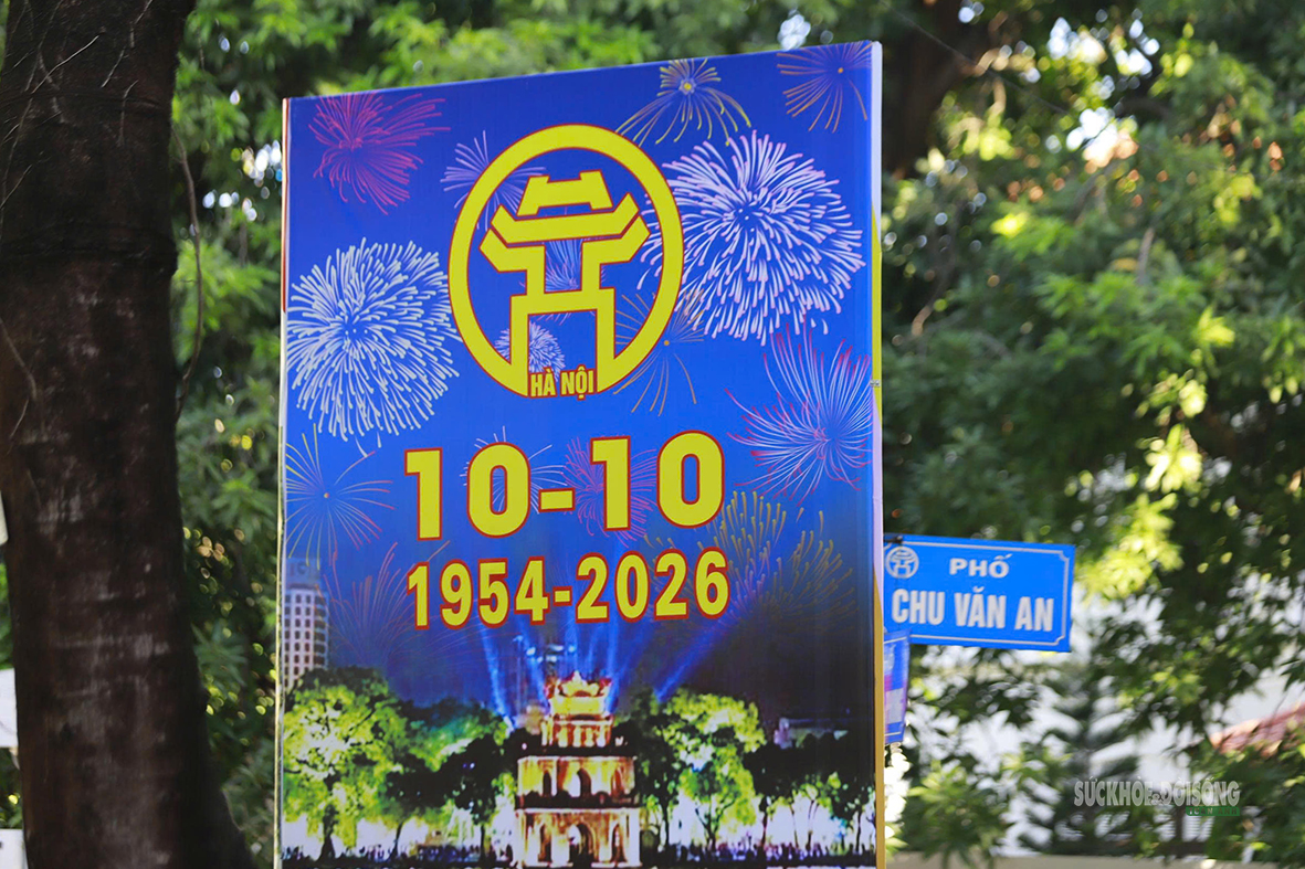 Hà Nội rực sắc đỏ hướng về ngày Giải phóng Thủ đô 10/10- Ảnh 4.