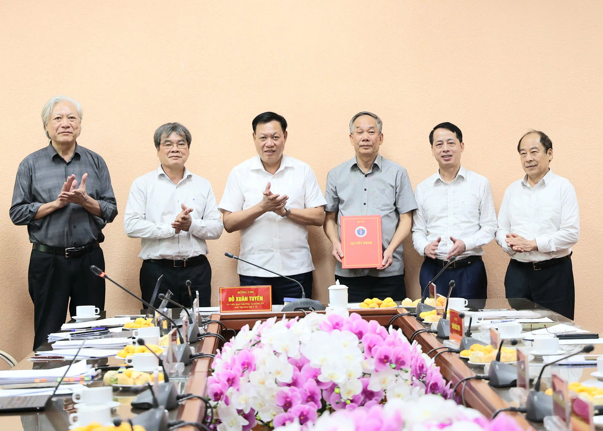 Thứ trưởng Đỗ Xuân Tuyên trao quyết định thành lập Hội đồng tư vấn cấp giấy đăng ký lưu hành thuốc nhiệm kỳ 2026-2029- Ảnh 3.