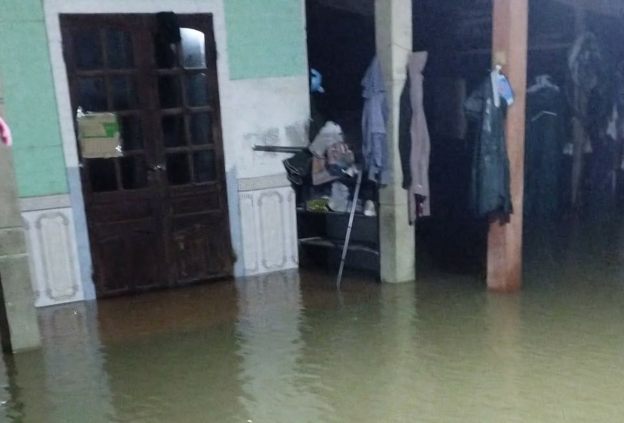 Mưa lớn, nước tràn vào nhà dân trong đêm- Ảnh 2.