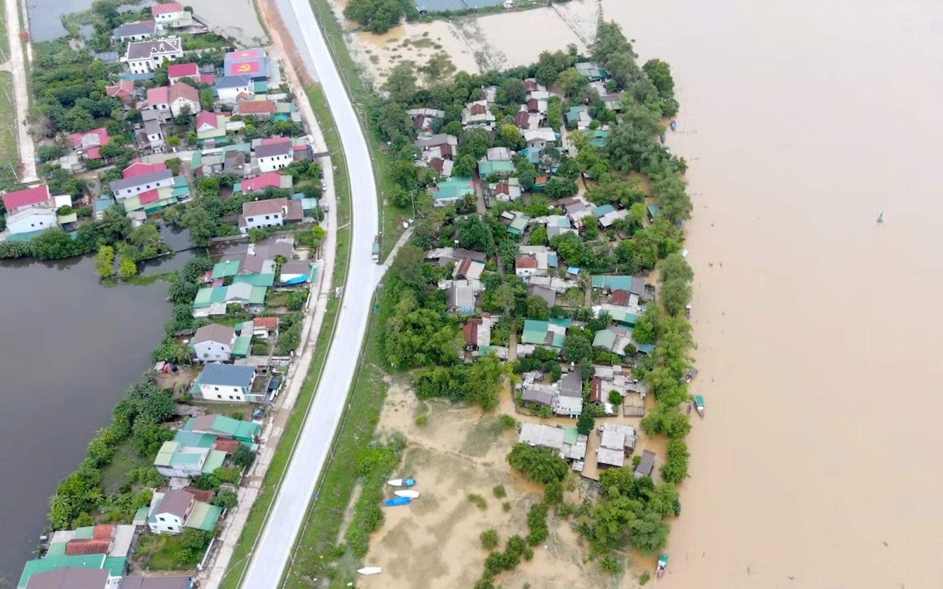 Sạt lở bờ sông Lam ‘nuốt’ đất vườn, áp sát nhà dân ở Nghệ An - Ảnh 6.