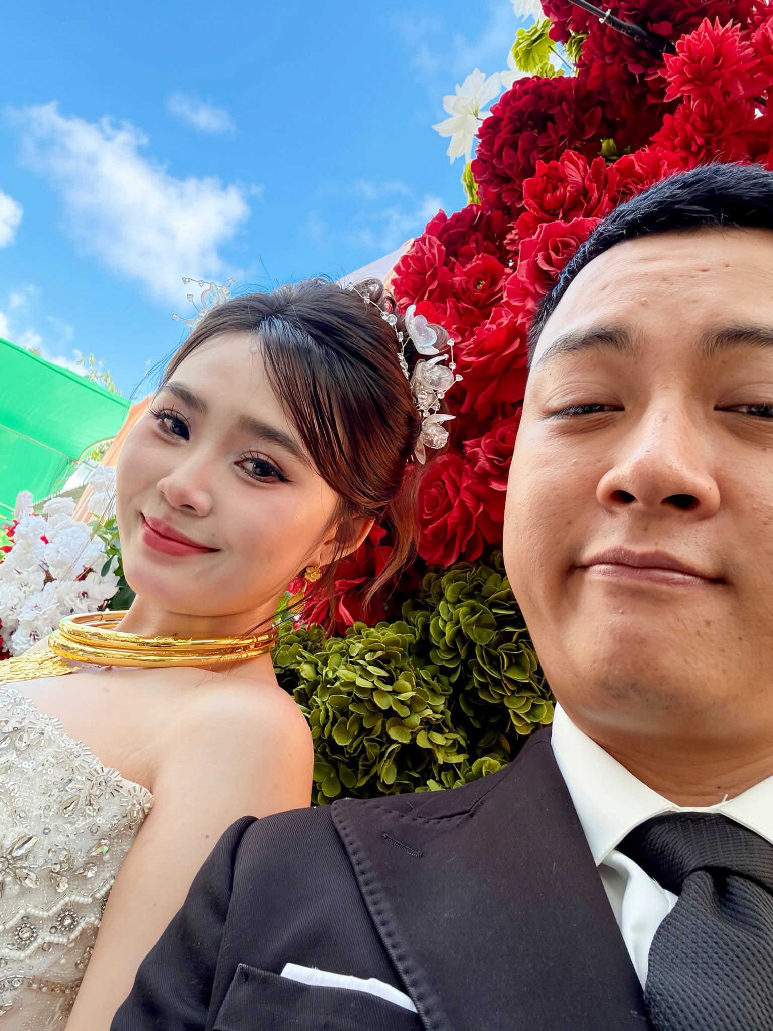 Hoài Lâm 'xả' kho ảnh cưới, cô dâu Ngọc Trinh có khoảnh khắc gây chú ý- Ảnh 2.