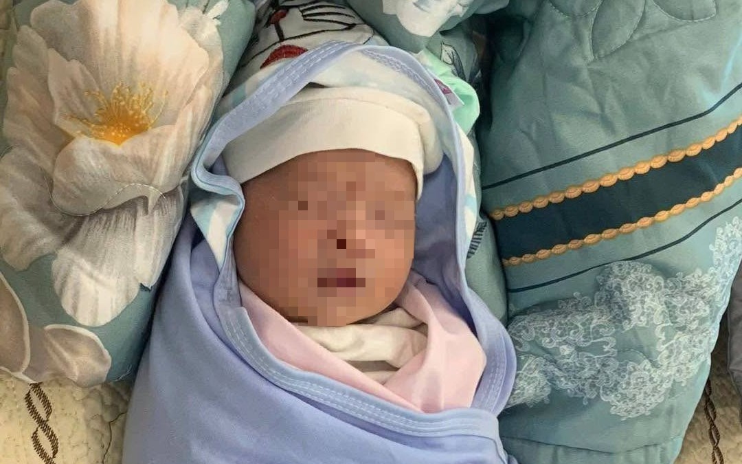 Bé gái hơn 2 tháng tuổi bị bỏ rơi trước cổng nhà dân- Ảnh 2.