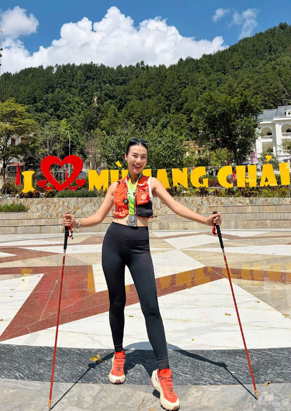 Mặt mộc cùng nụ cười sáng bừng của Á hậu Hoàng Oanh ở Mù Cang Chải - Ảnh 4.
