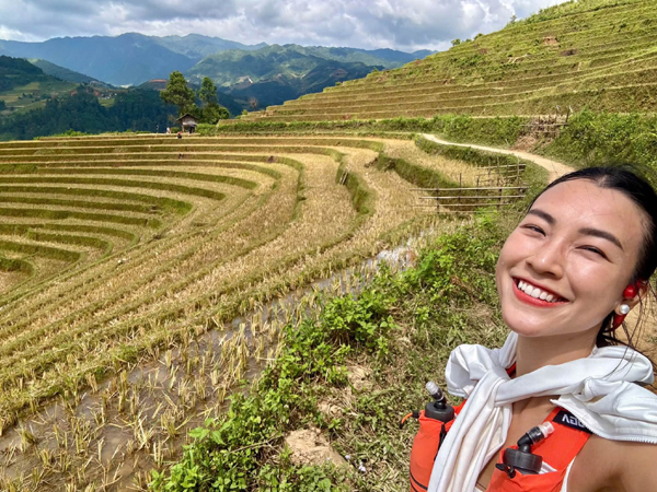 Mặt mộc cùng nụ cười sáng bừng của Á hậu Hoàng Oanh ở Mù Cang Chải - Ảnh 7.