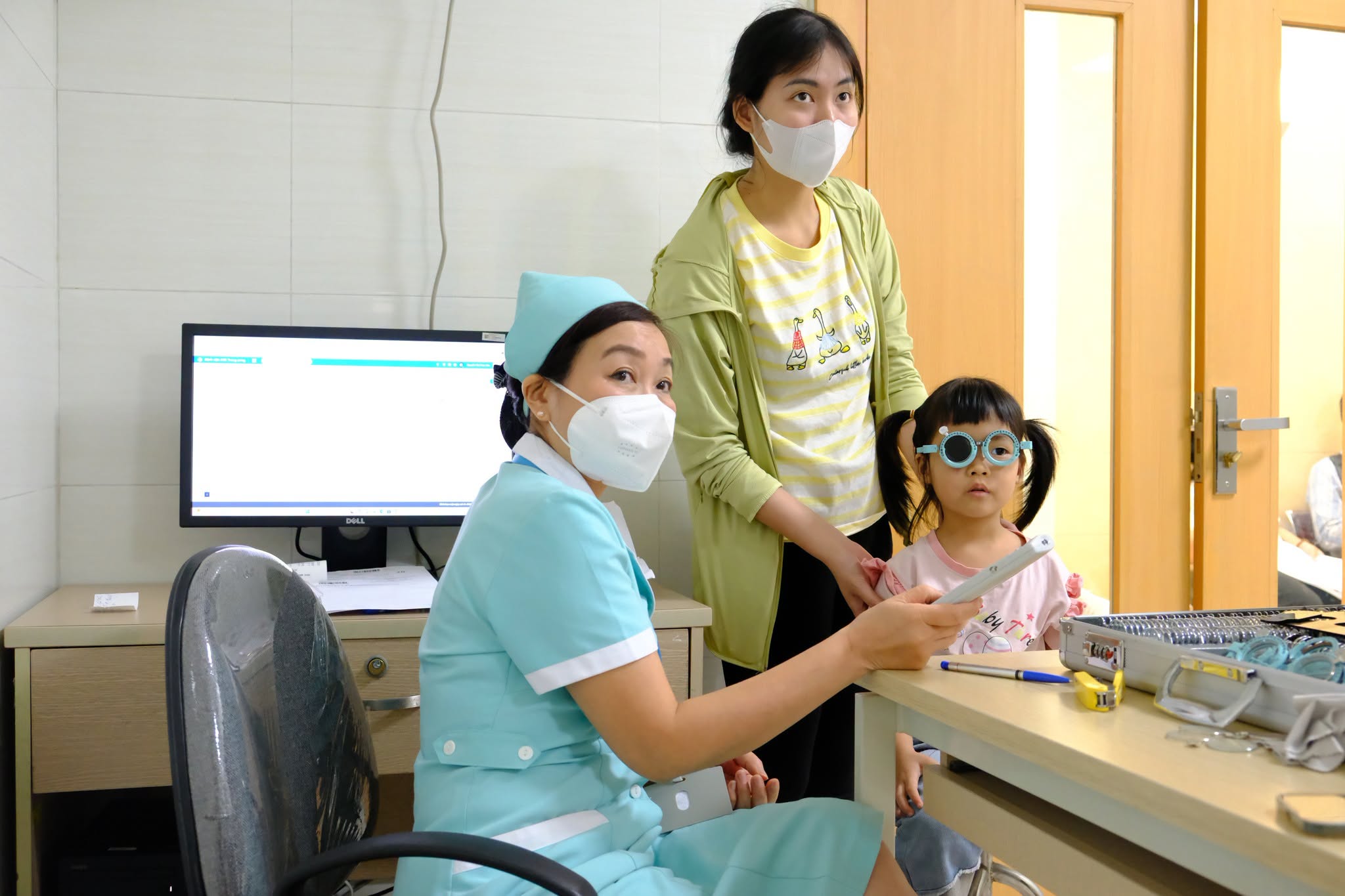 Cận thị học đường gia tăng: Đừng chờ trẻ nhìn kém mới đi khám mắt- Ảnh 2.