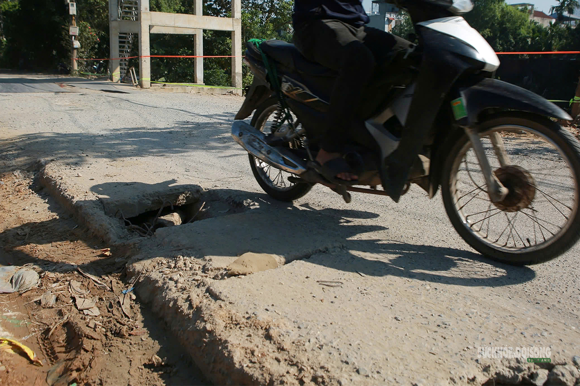 Đường ven sông Nhuệ sạt lở, người dân bất an - Ảnh 6.