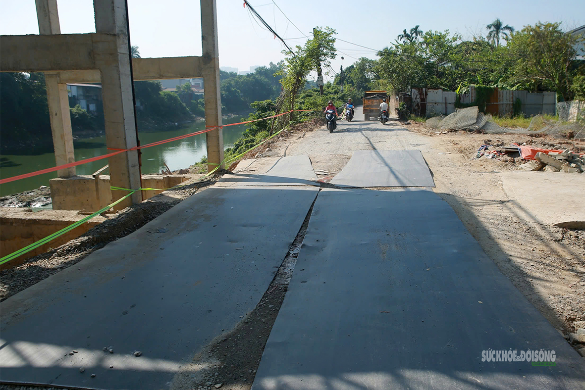 Đường ven sông Nhuệ sạt lở, người dân bất an - Ảnh 9.