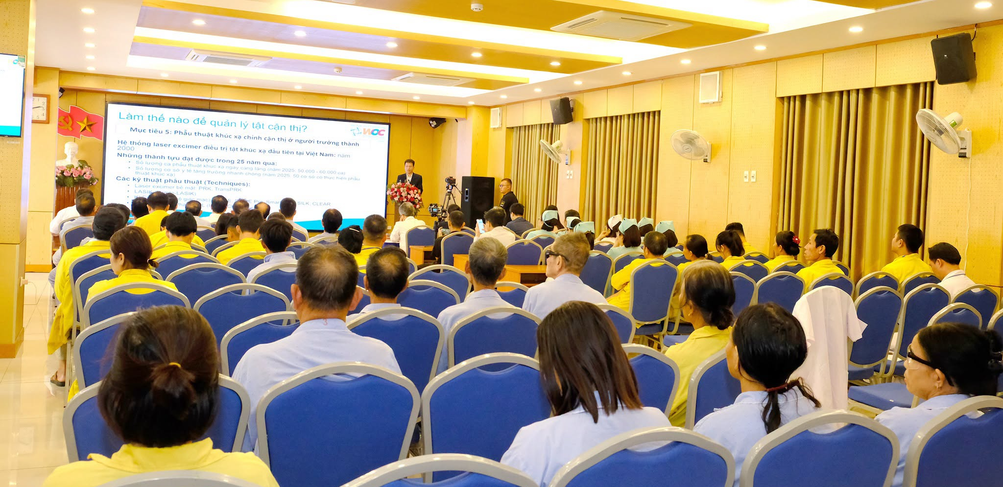 Cận thị học đường gia tăng: Đừng chờ trẻ nhìn kém mới đi khám mắt- Ảnh 3.