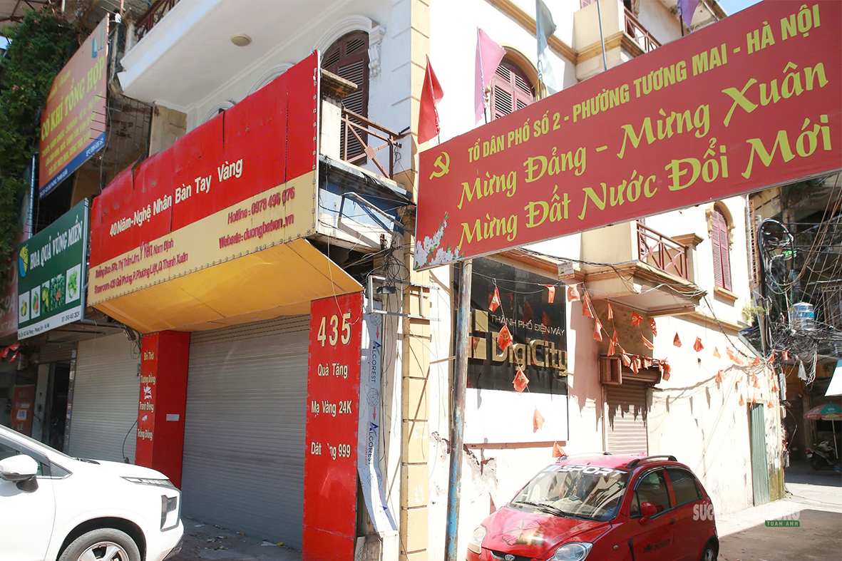 Hàng loạt cửa hàng trên đường Giải Phóng trả mặt bằng - Ảnh 3.