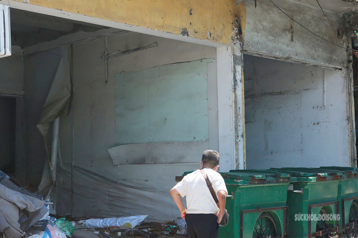 Hàng loạt cửa hàng trên đường Giải Phóng trả mặt bằng - Ảnh 8.