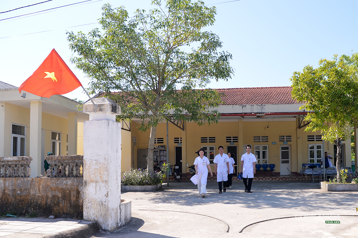 Vượt sóng mang vắc xin đến với trẻ em xã đảo Vĩnh Thực- Ảnh 3.