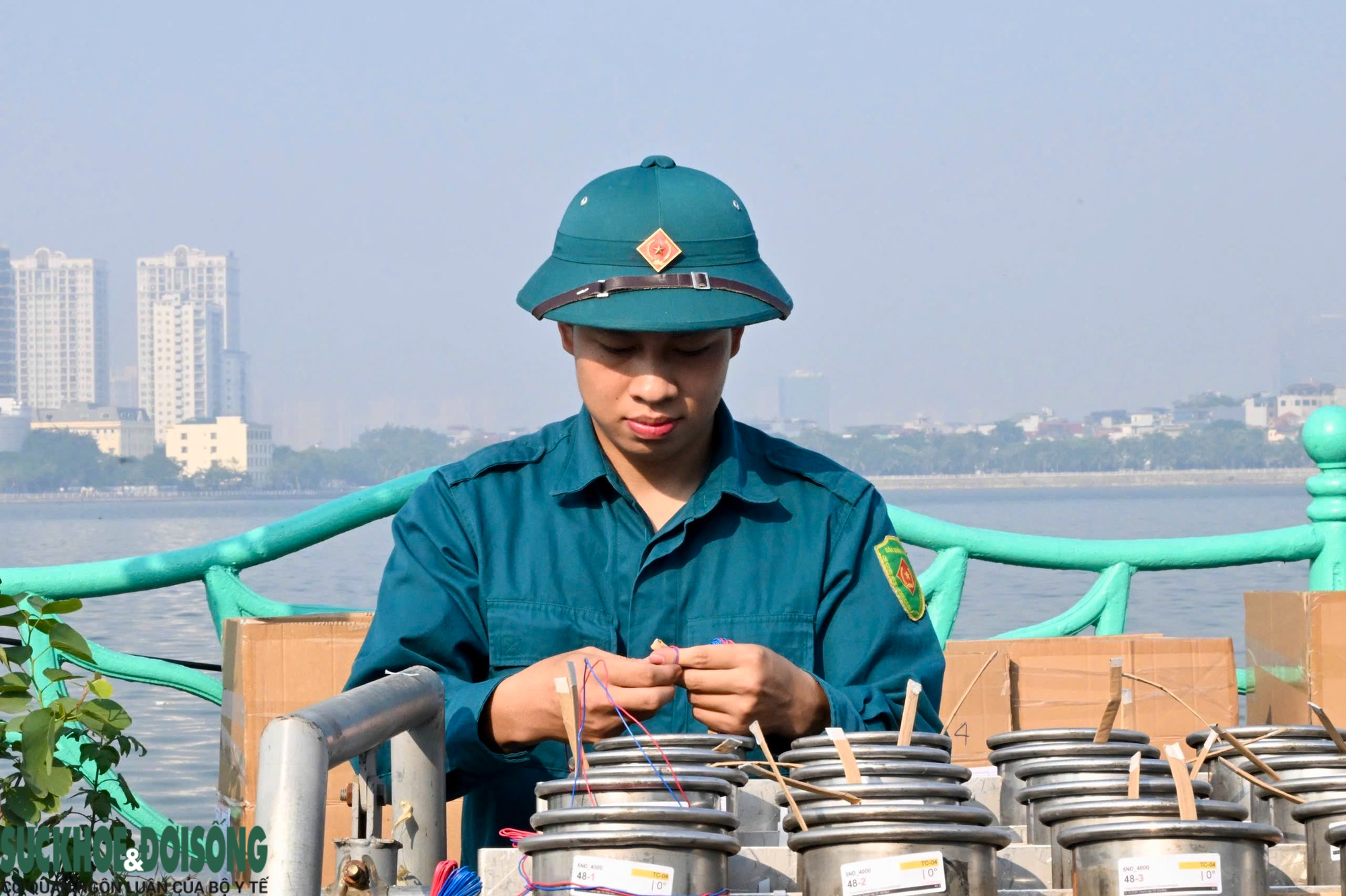 Bên trong các trận địa bắn pháo hoa phục vụ kỷ niệm Ngày Giải phóng Thủ đô- Ảnh 2.