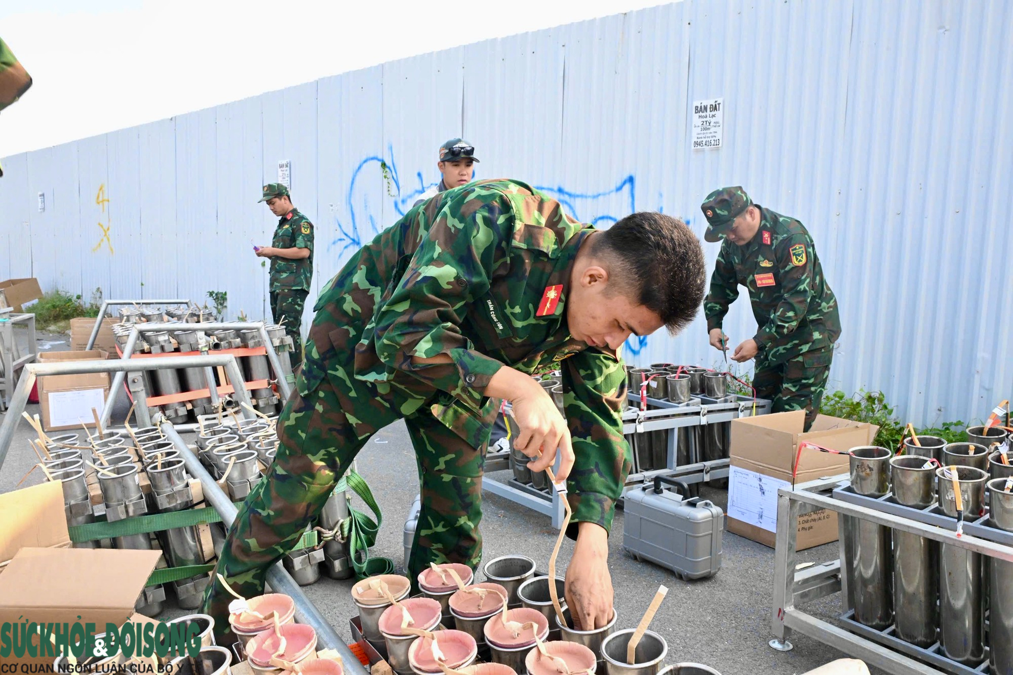 Bên trong các trận địa bắn pháo hoa phục vụ kỷ niệm Ngày Giải phóng Thủ đô- Ảnh 4.