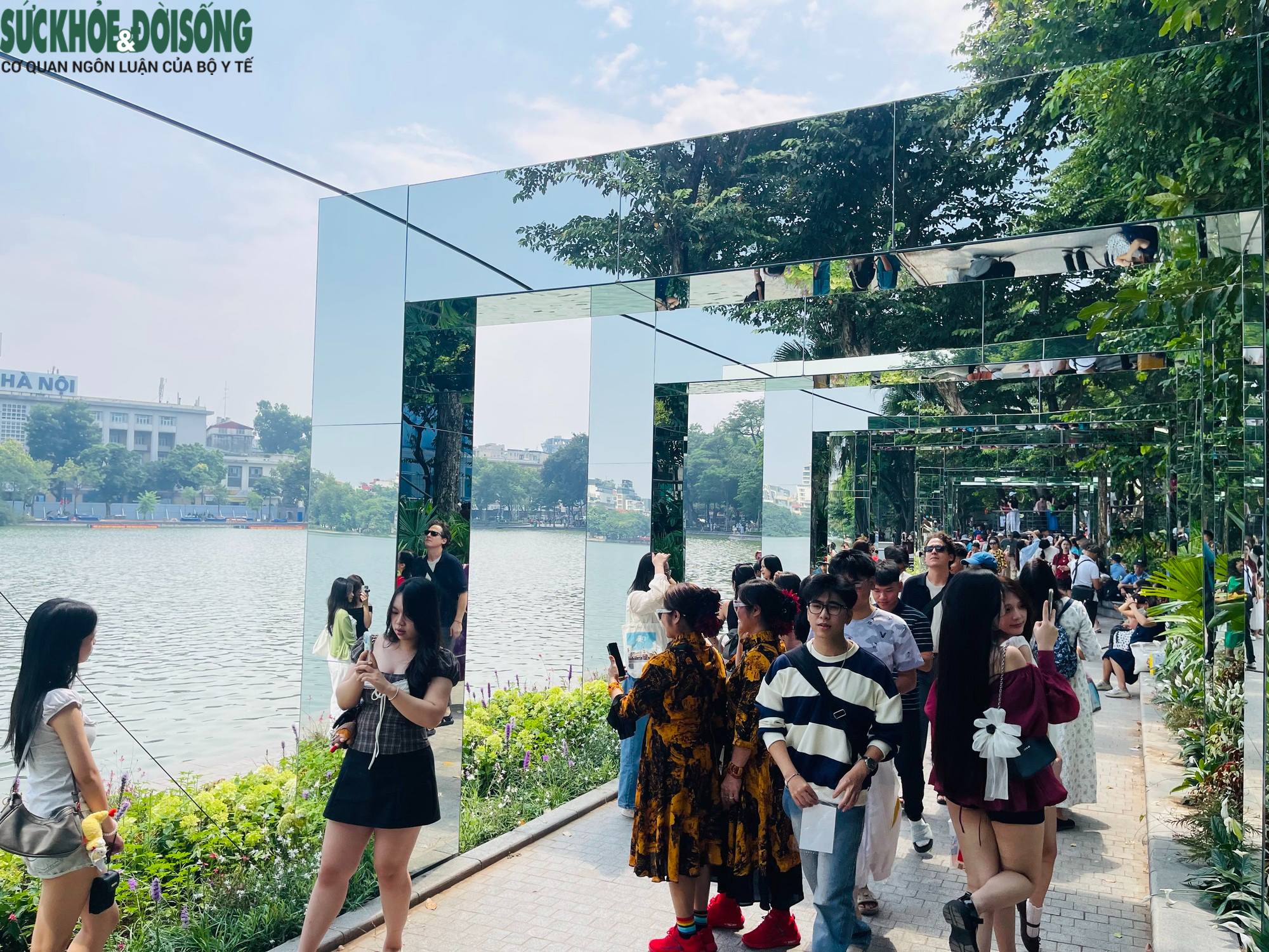 Gallery - Có gì ở cầu Dải lụa, khung gương bên hồ Hoàn Kiếm? - image 1