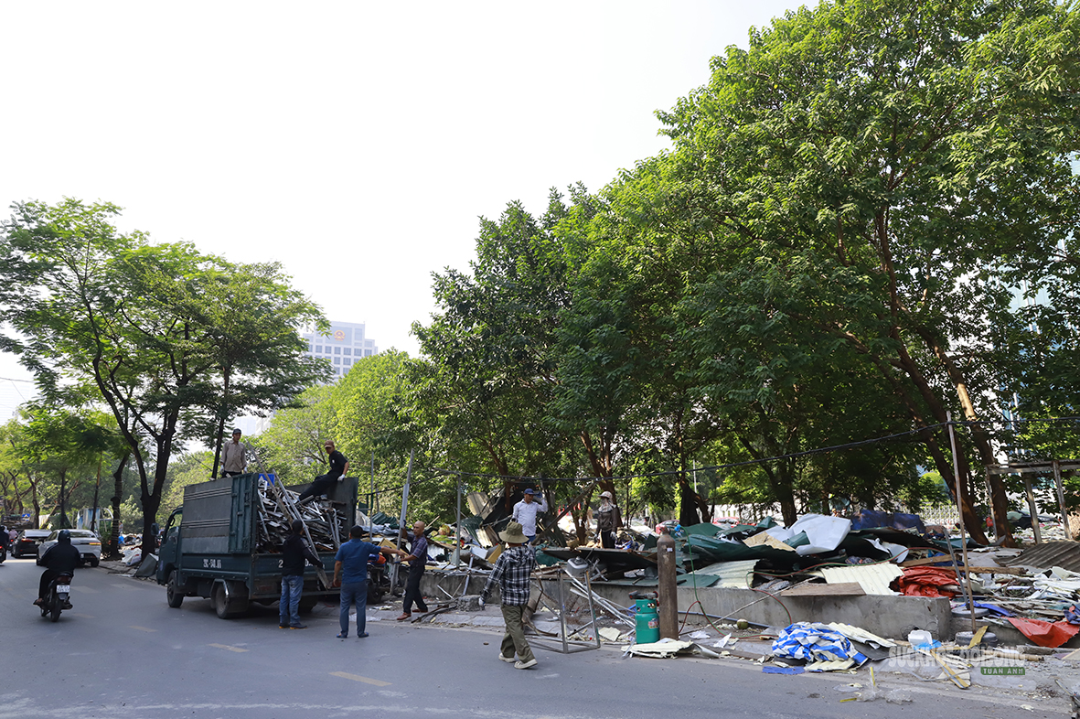Hàng loạt công trình trái phép ven mương ở Hà Nội bị tháo dỡ- Ảnh 8.
