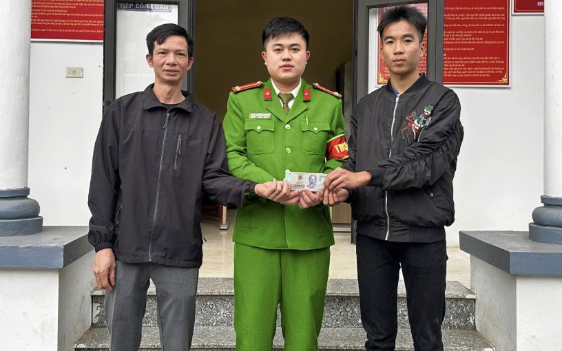 Chuyển nhầm 450 triệu đồng, người phụ nữ được công an hỗ trợ lấy lại tiền- Ảnh 2. Nhận tiền chuyển nhầm, nam sinh lớp 12 tìm người trả lại