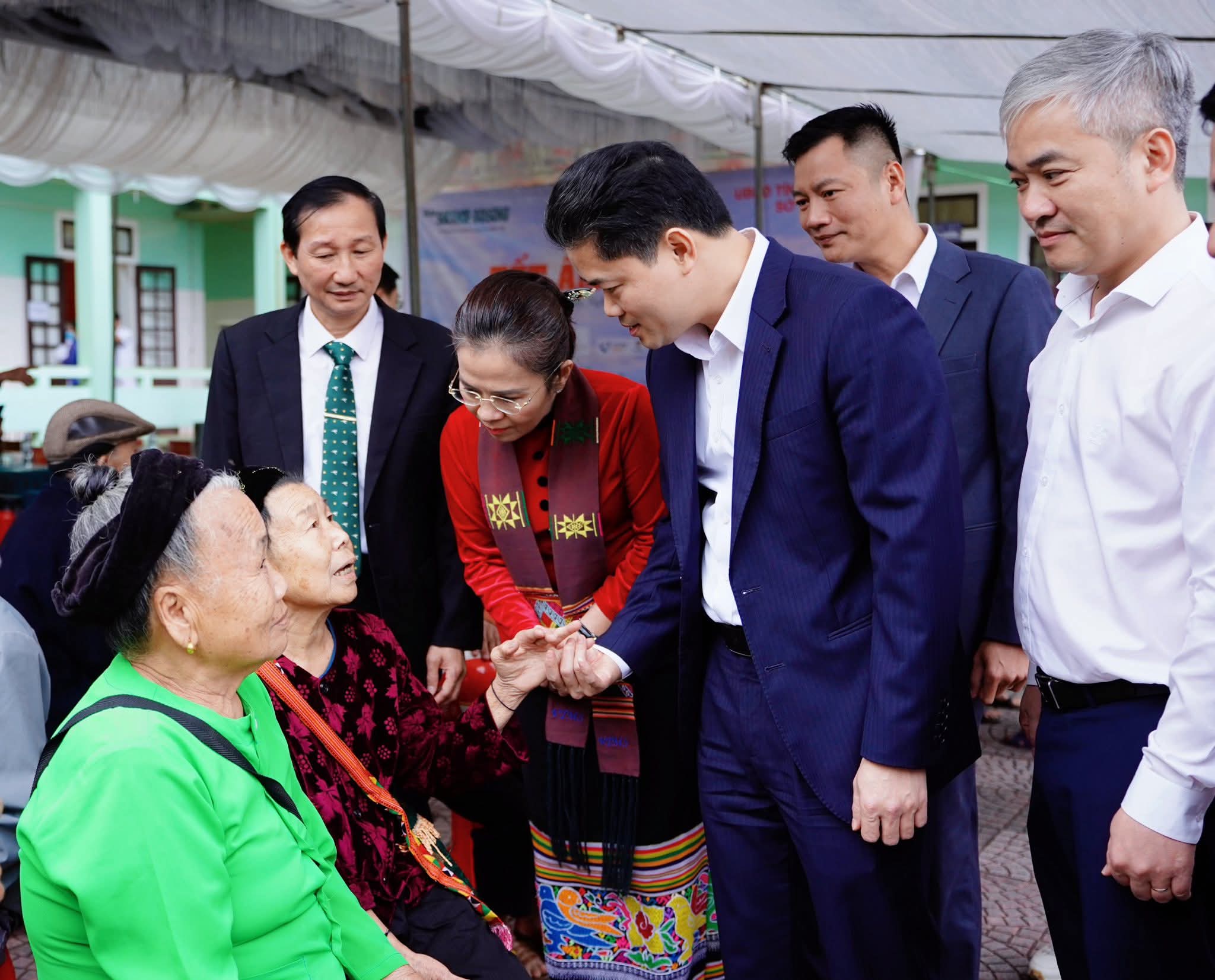 Hình ảnh bác sĩ khám sức khỏe miễn phí cho người dân Nghệ An trong "Tết ấm vùng cao 2026"- Ảnh 2. Hình ảnh bác sĩ khám sức khỏe miễn phí cho người dân Nghệ An trong "Tết ấm vùng cao 2026"- Ảnh 2.