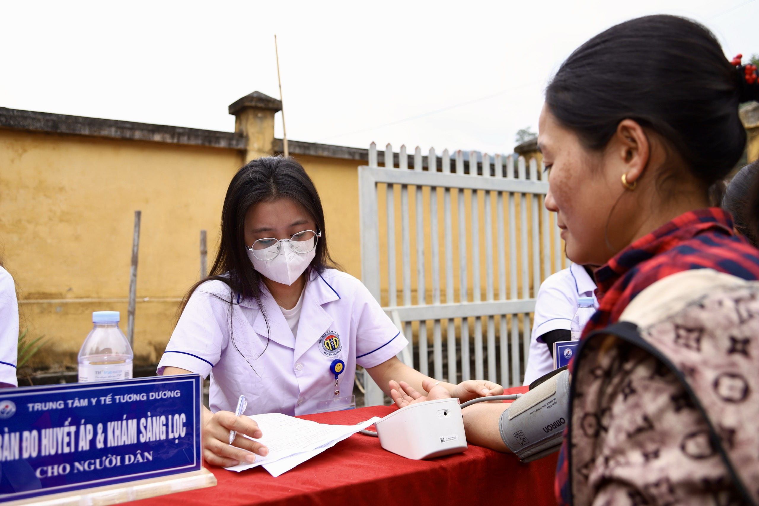 Hình ảnh bác sĩ khám sức khỏe miễn phí cho người dân Nghệ An trong "Tết ấm vùng cao 2026"- Ảnh 5. Hình ảnh bác sĩ khám sức khỏe miễn phí cho người dân Nghệ An trong "Tết ấm vùng cao 2026"- Ảnh 5.
